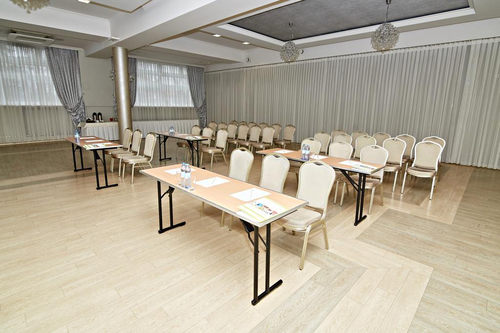 Hotel Ted Radomsko Bagian luar foto