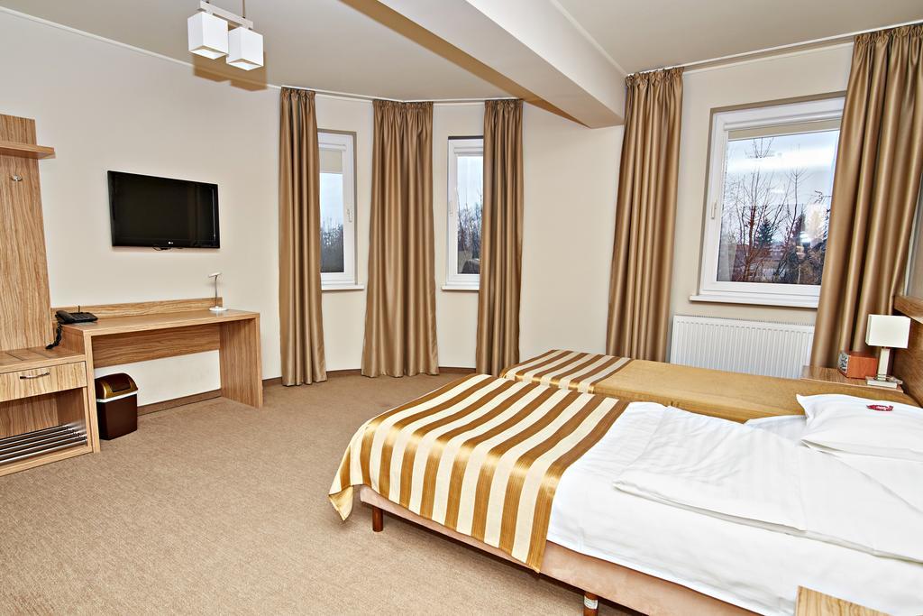 Hotel Ted Radomsko Bagian luar foto